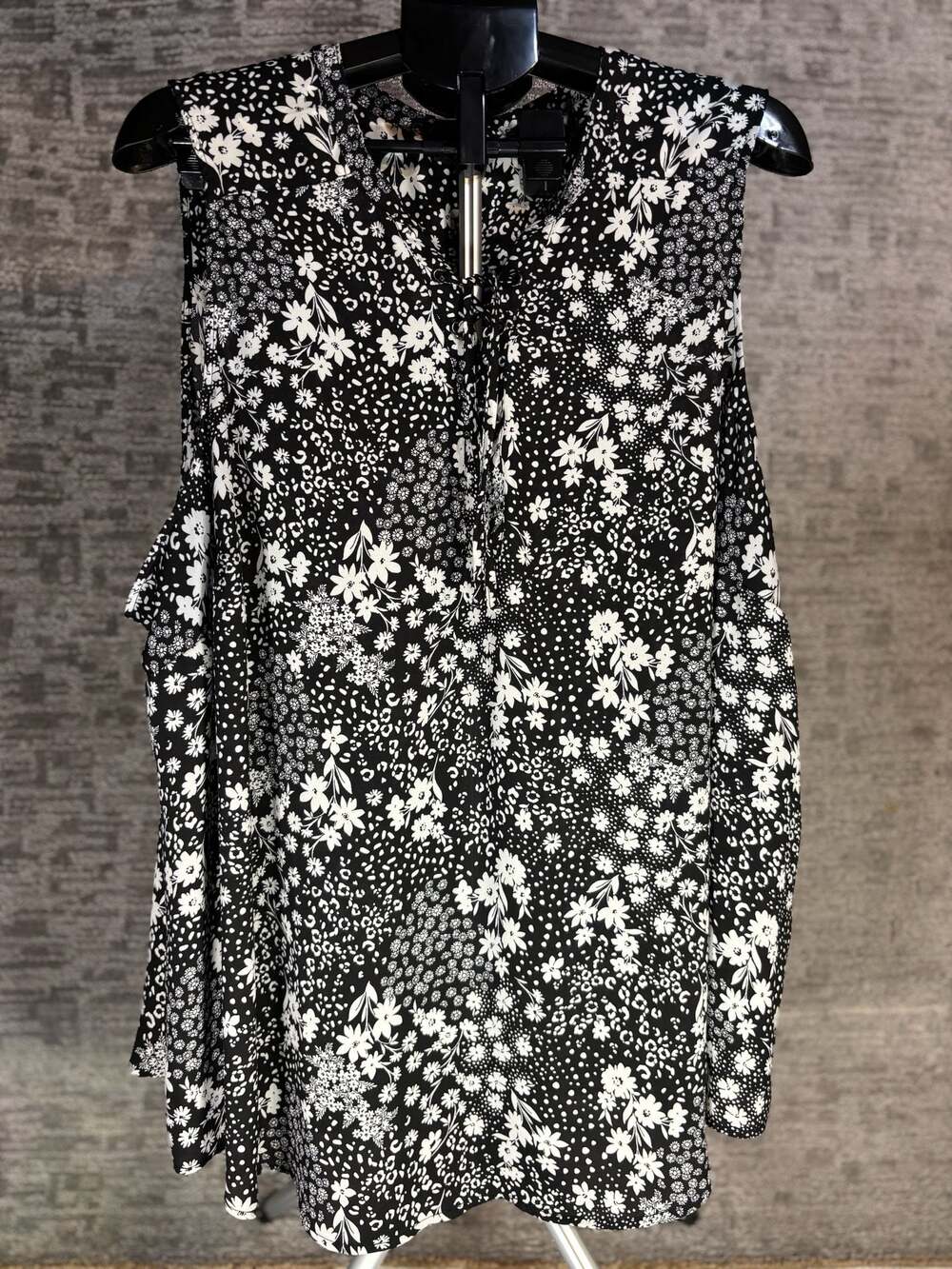 Torrid Harper Sleeveless Lace-Up Pullover Blouse in Black‎ White Floral